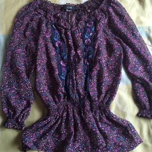 Cute floral top w embroidery