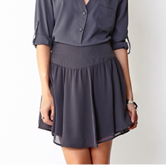 Adorable grey flowy skirt