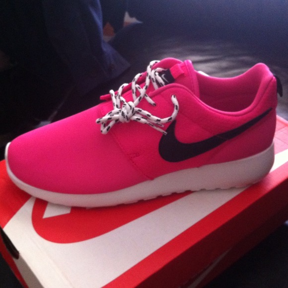 hot pink roshe run