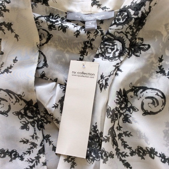 🌸 Beautiful Blouse 🌸 - Picture 2 of 3