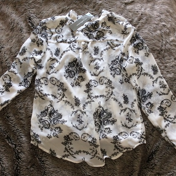 🌸 Beautiful Blouse 🌸 - Picture 3 of 3