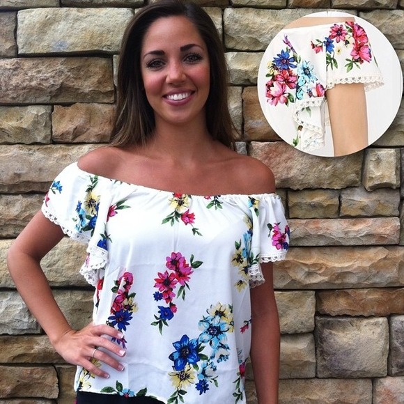 ❎SOLD❎Off the shoulder floral top.