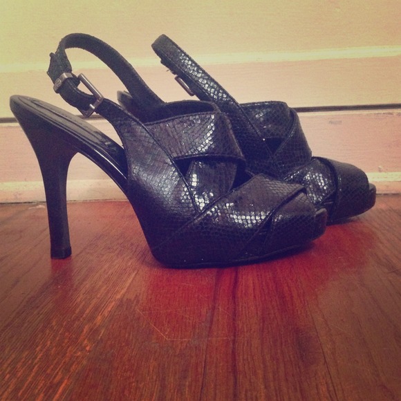 BCBG max Azria black platform embossed  heels - Picture 1 of 1