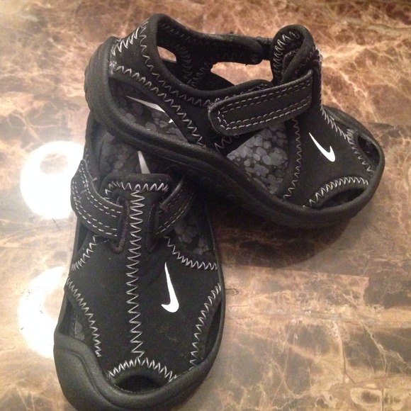 Nike infant shoe..black