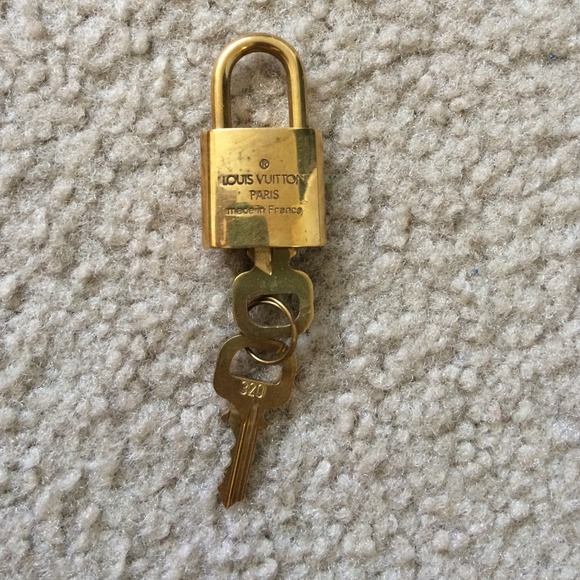 SOLD👏Authentic Louis Vuitton lock and keys #320 - Picture 2 of 2