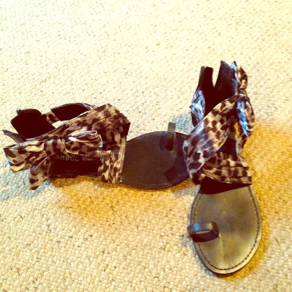 Adorable leopard silk flats