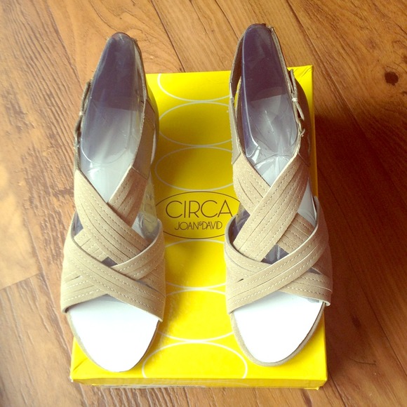 Circa Joan & David light gray/beige suede sandals