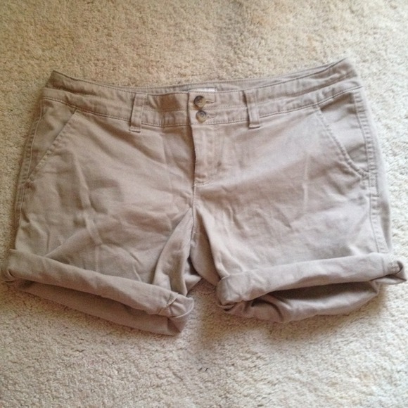 Stretch khaki shorts