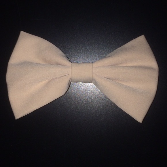 🌷Forever 21 cream colored bow barette