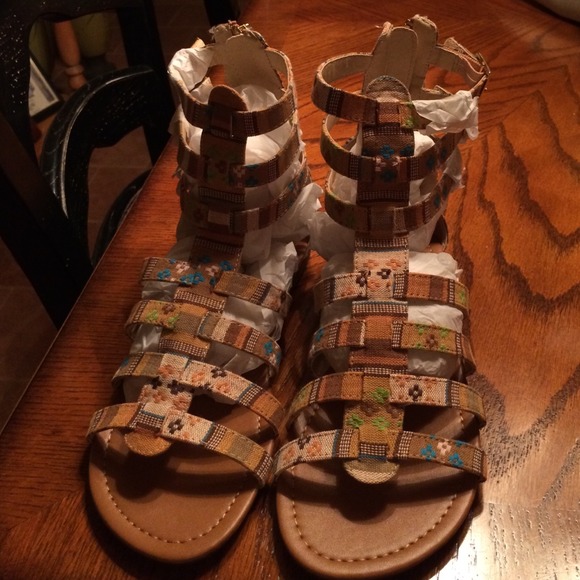 Gladiator sandals size 7 !