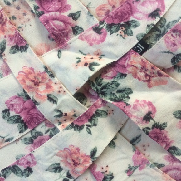 ❌SOLD❌Cross-back floral crop - Picture 3 of 4