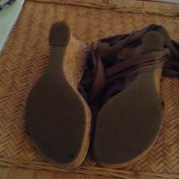 STRAPPY Wedges - Picture 4 of 4