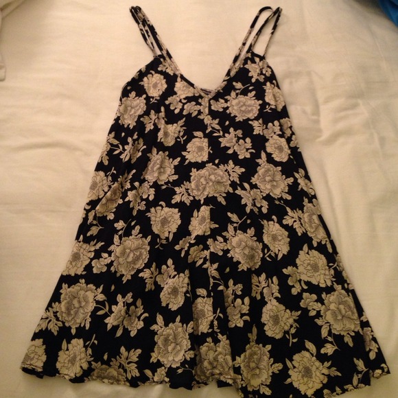 Brandy Melville Dresses & Skirts - Brandy Melville floral dress