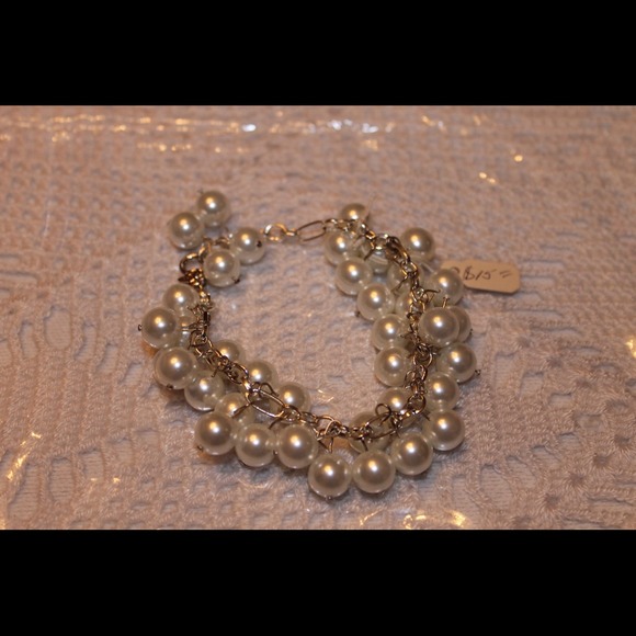 Jewelry - Dangling Pearl Bracelet