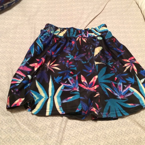 Pot leaf skirt never worn - Picture 1 of 2
