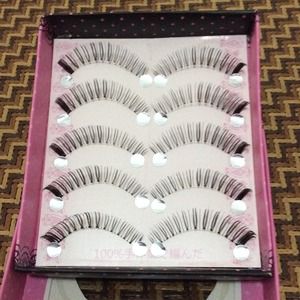 Eyelashes including 5 pairs and clip