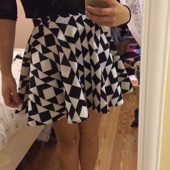 ❗️SALE❗️Black and White Circle Skirt - Picture 1 of 1