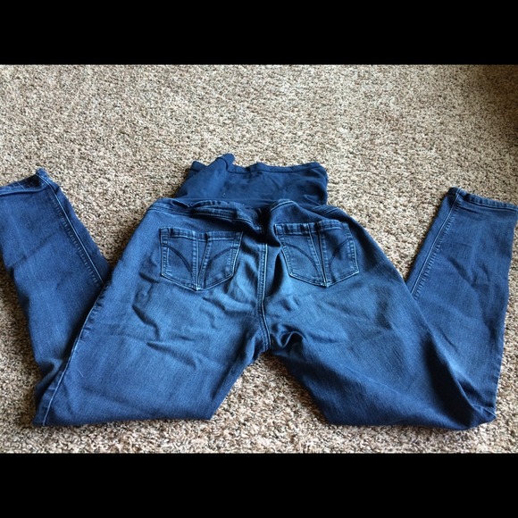 ❎Sold in bundle❎ Dark wash MATERNITY skinnies - Picture 3 of 3