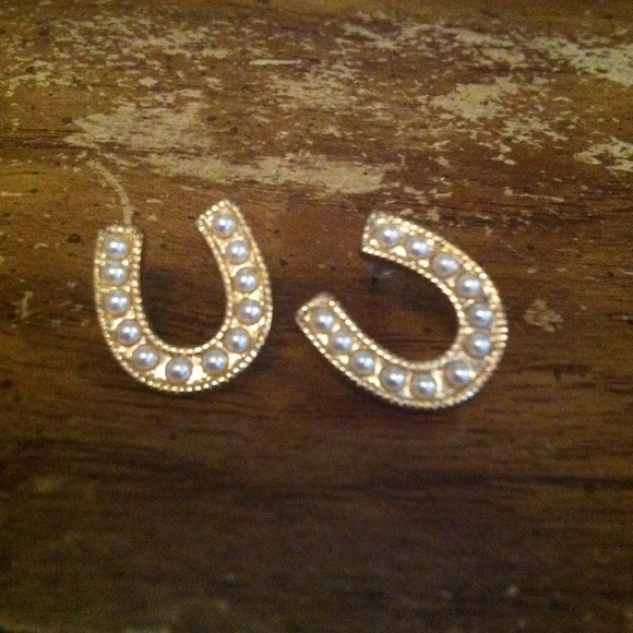 Horse shoe earrings SALE!