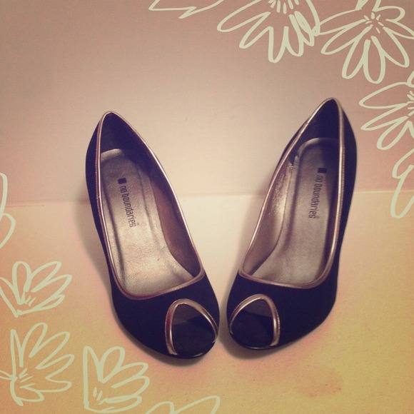 No Boundaries Peep Toe Pumps - Picture 1 of 3