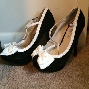 Black and Crean W/ Bow High Heel.