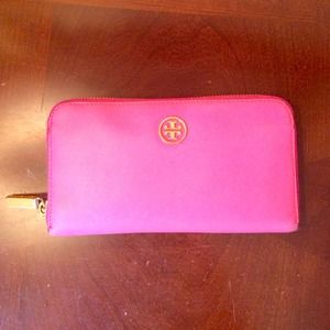 ⭐️⭐️Tory Burch Robinson Continental in Pink👛👛