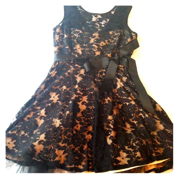 Tan and lace party dress - Gorgeous!