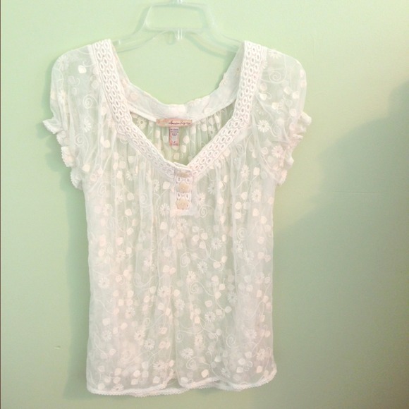 NWOT Pretty Lace Peasant Top