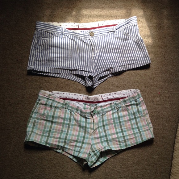 2 pairs of Hollister shorts