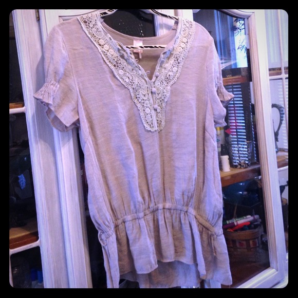 Adorable lacy gray RUE 21 blouse. Boutique style!