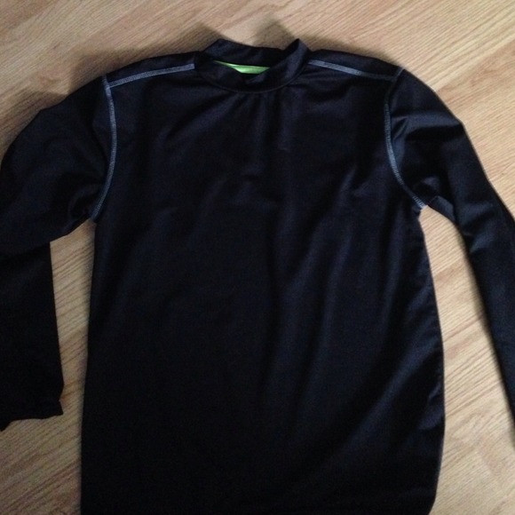 A black long sleeve shirt everlast