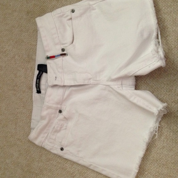White shorts. JUNIORS - Picture 2 of 4