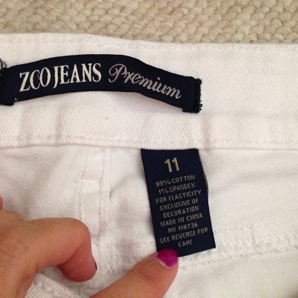 White shorts. JUNIORS - Picture 3 of 4