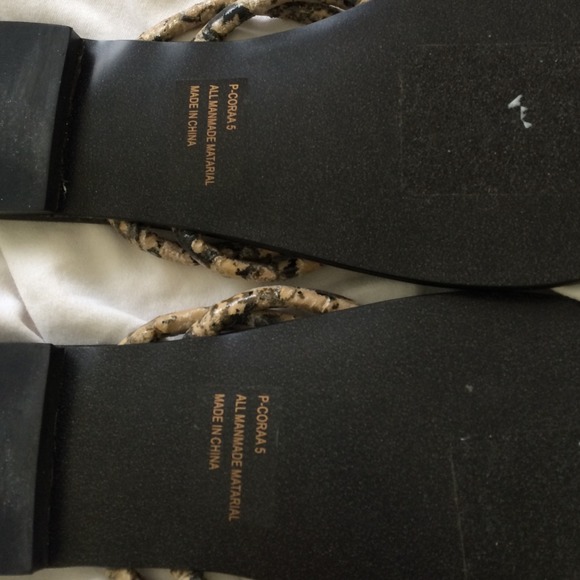 New Steven by Steve Madden leather thong flats - Picture 3 of 3