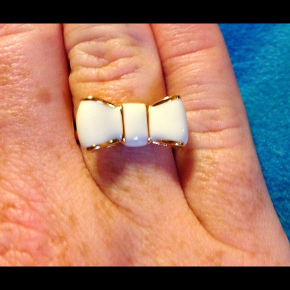 🚫sold in bundle🚫Kate Spade Cream Bow Ring - Picture 2 of 2