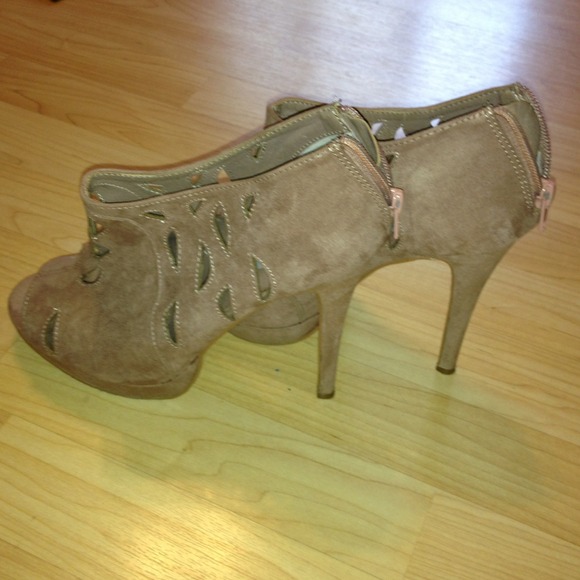 9.5 Sole Society Peep Toe Bootie