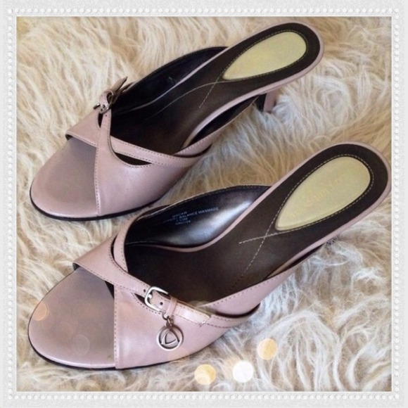 ULTRA COMFY SLIP ON SANDALS.