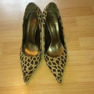 Size 9 leopard print pumps