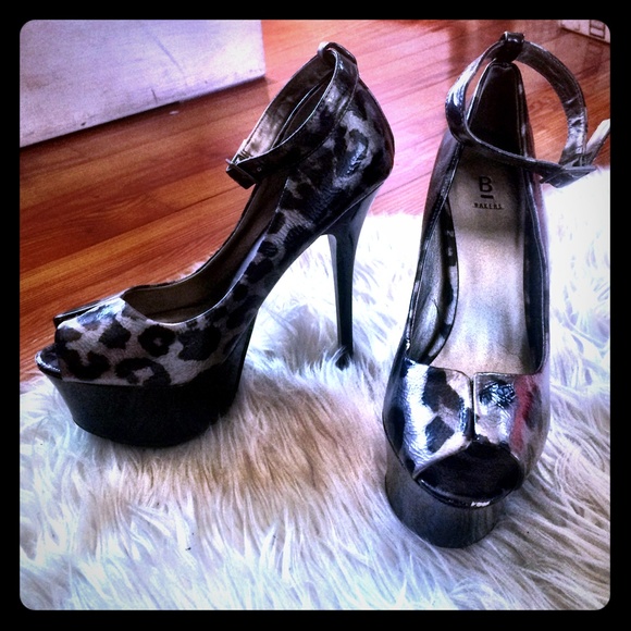 metallic cheetah peep toe platform wedges - Picture 2 of 3