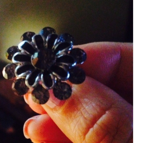Pretty black stone flower ring