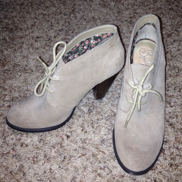 Saychelles, suede nude booties - Picture 2 of 4