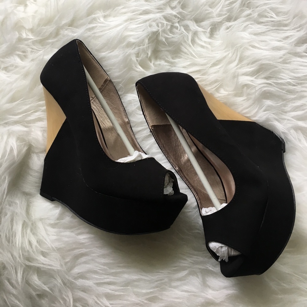Adorable black open toe wedges