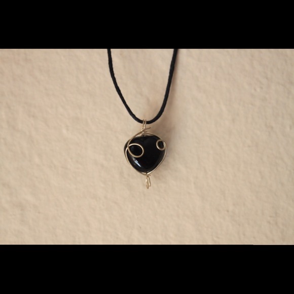 BLACK GLASS WIRE CHOKER