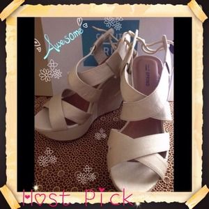 🎉HP 08/23/14🎉Cute Wrapped Wedge shoes