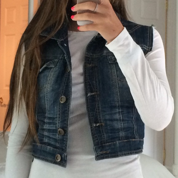 Sleeveless cropped cutoff jean jacket