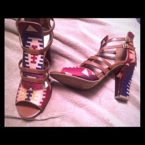Aztec Print heels super cute size 10