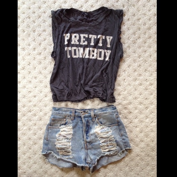 Distresses denim shorts