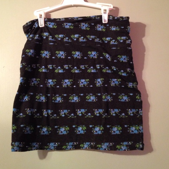 NWOT Black w/Blue Flowers Skirt