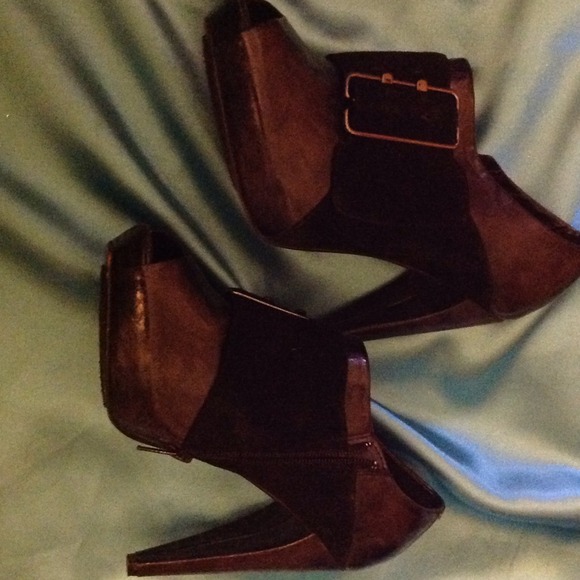 Ankle Peep-Toe Pump Black