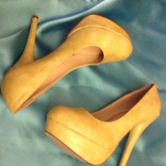 Bright Neon yellow pumps Size 8